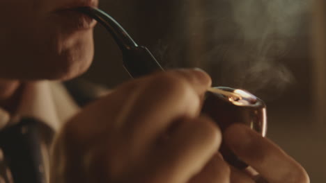 hombre fumando una pipa