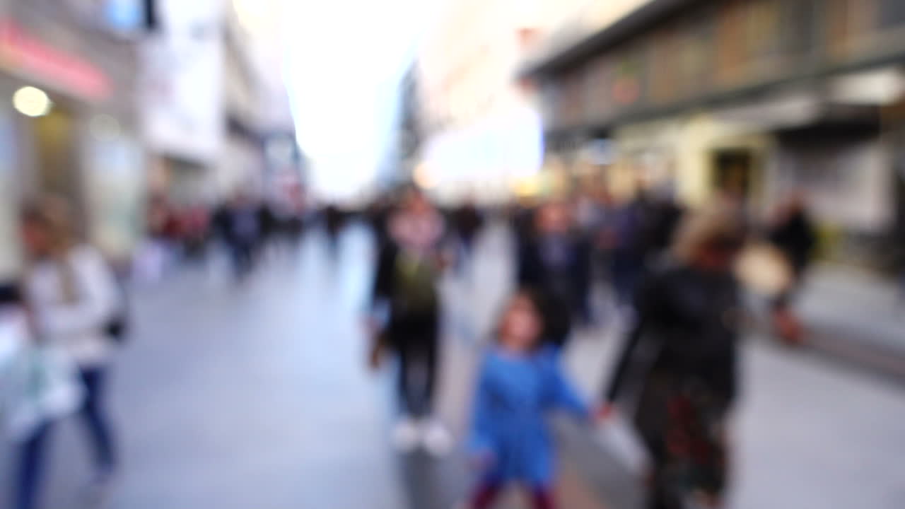 Movimento di persone lungo via Fuencarral. Fuori fuoco. Rallentatore. MADRID, SPAGNA