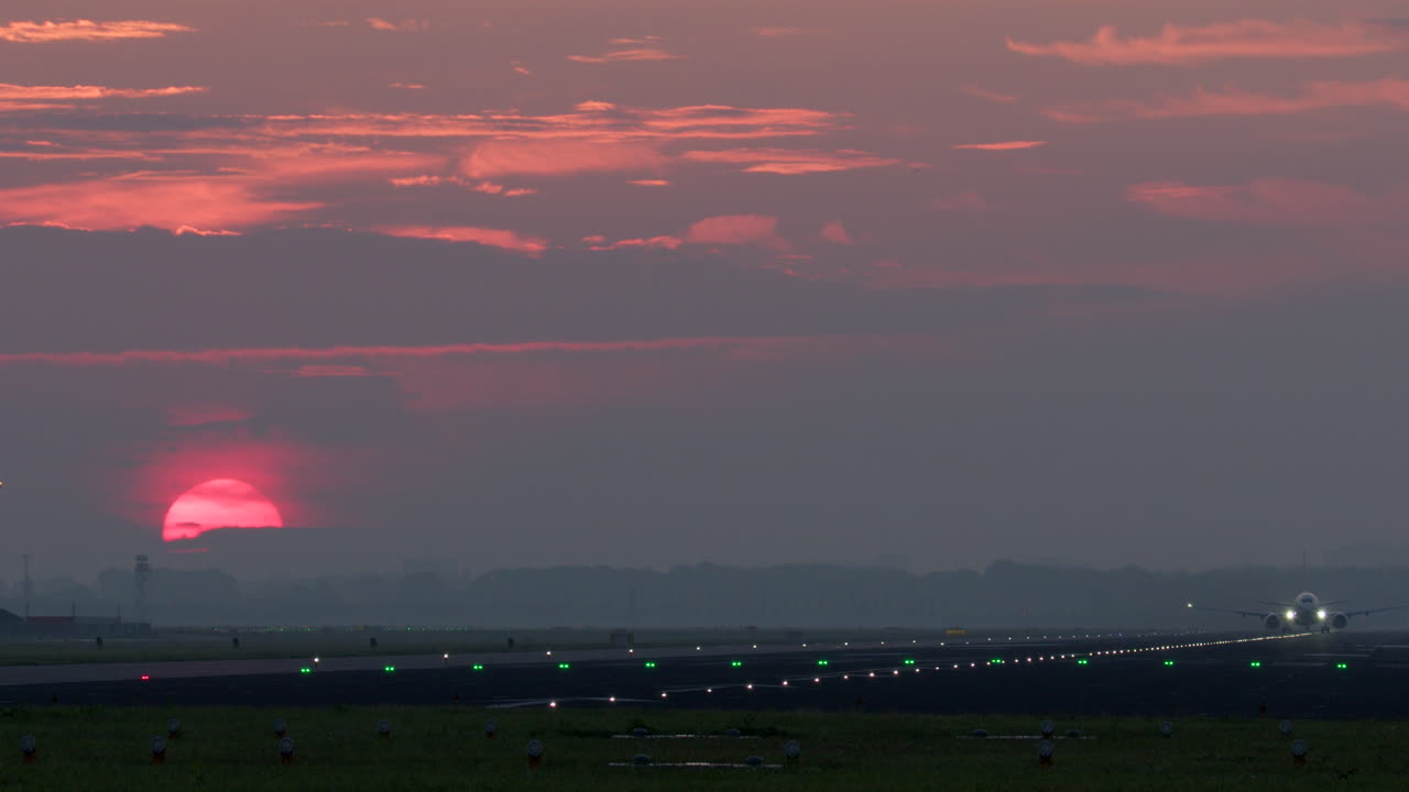 해가 지면 비행기가 이륙하거나 착륙합니다.