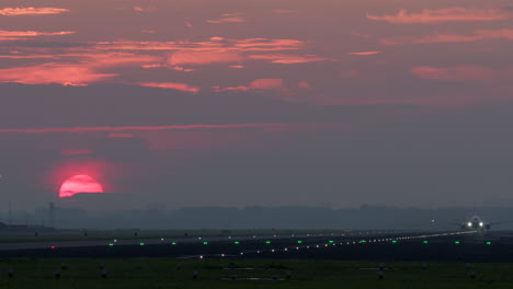 despegue o aterrizaje del avión al atardecer