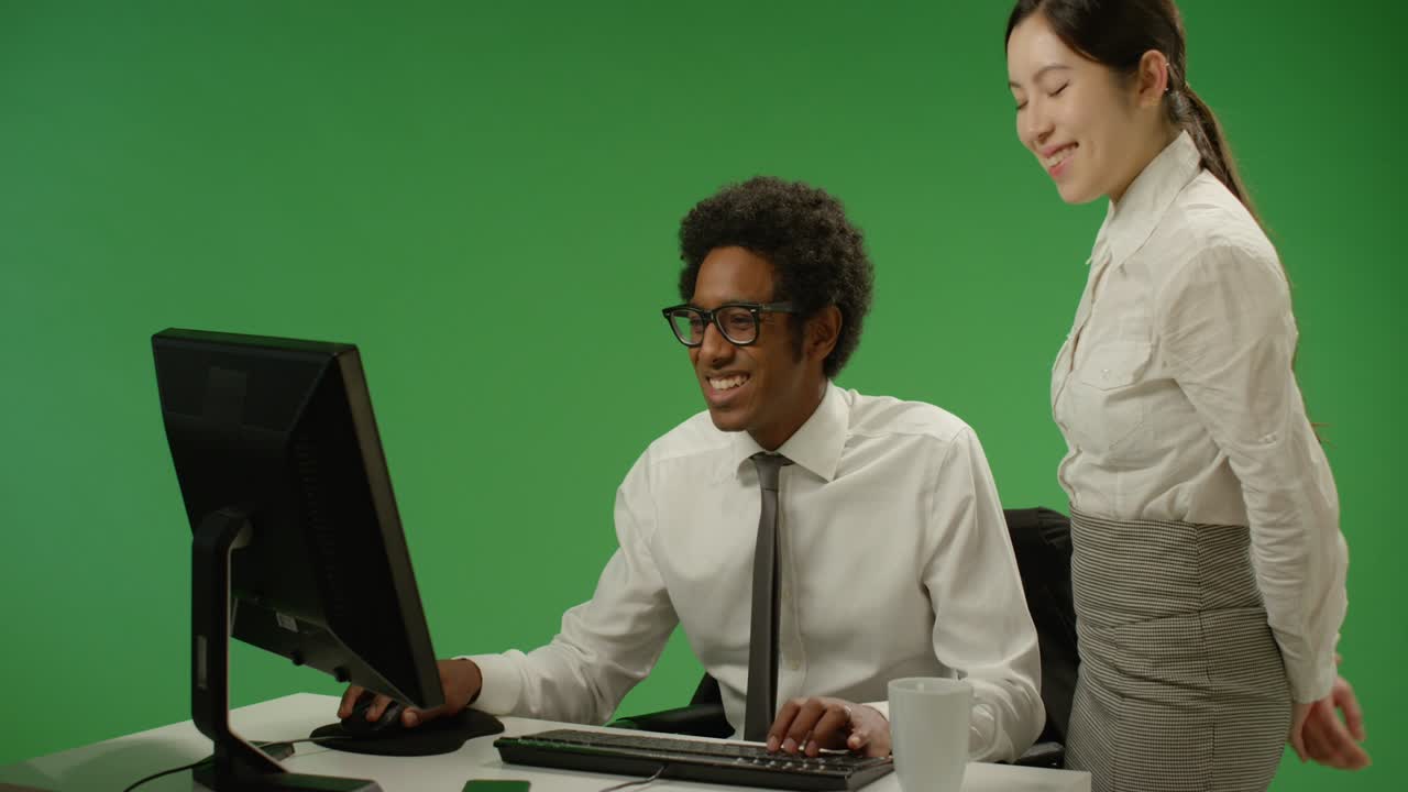 컴퓨터에서 남자를 확인하는 비즈니스 우먼