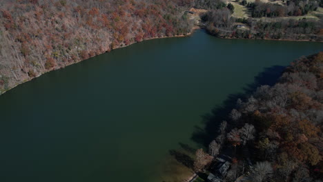 Vista-Aérea-Del-Parque-Estatal-Warriors-Path-Y-El-Lago-Fort-Patrick-Henry,-Tennessee,-Ee.uu.-En-Un-Día-Soleado-De-Otoño,-Tiro-Con-Drones