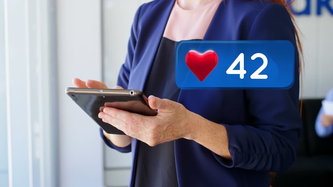 icono del corazón y una mujer usando una tableta digital