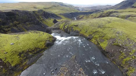 Toma-Aérea-De-Un-Dron-De-La-Cascada-Háifoss-De-122-Metros-De-Altura.