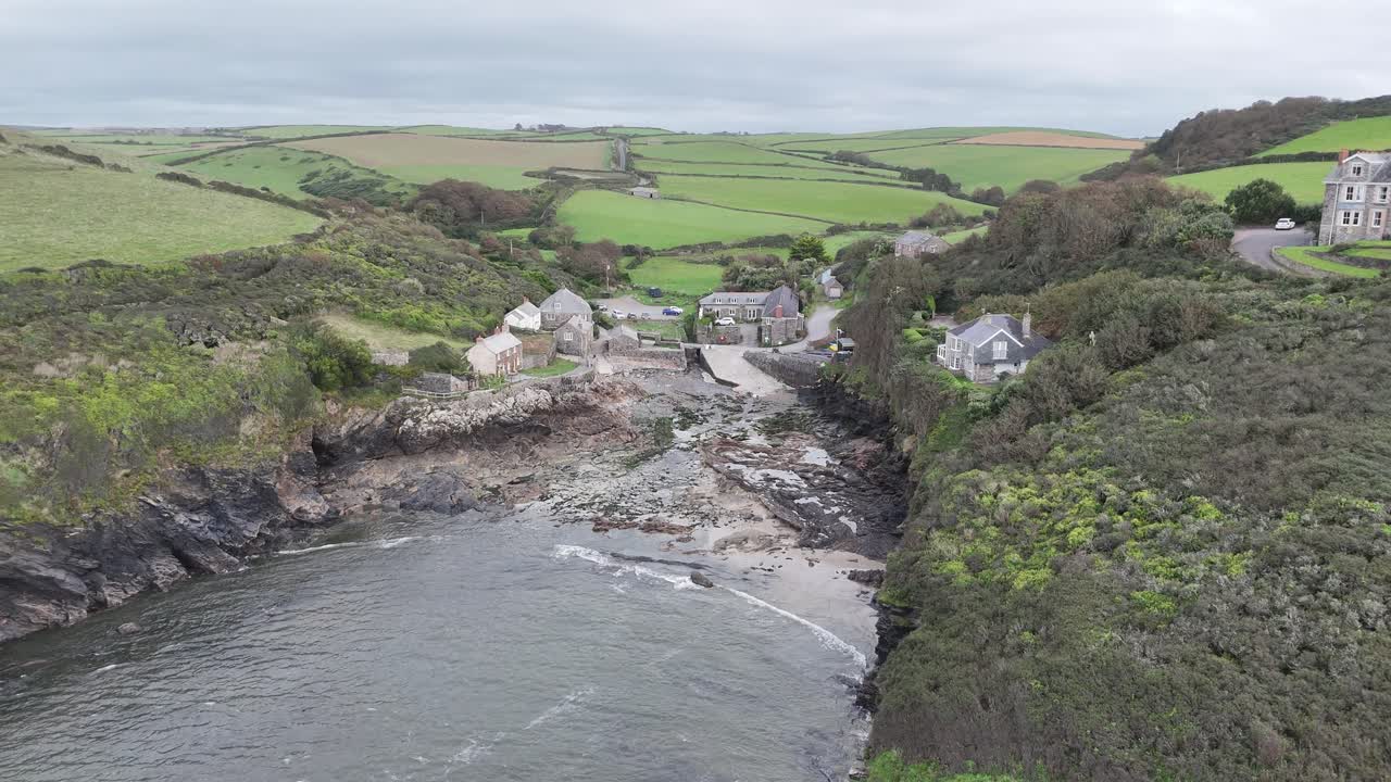 cabañas en el puerto de quin cornwall reino unido dron,aéreo