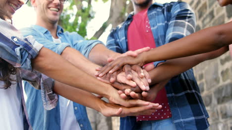 los jóvenes hipsters se dan la mano y sonríen.