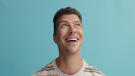 hombre feliz mirando hacia arriba