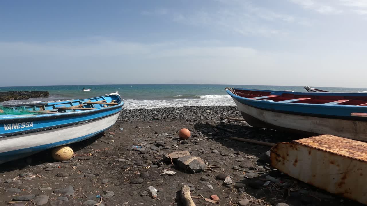 포르투갈 의 포르토 노보 해변 에 있는 나무 로 만든 배 들