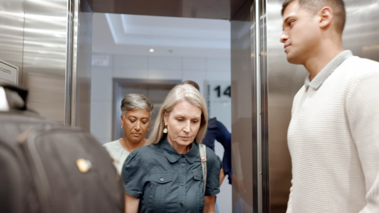 사업가분들, 엘리베이터로 들어가세요