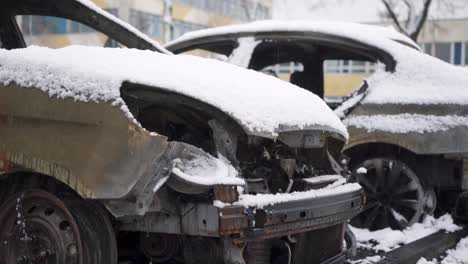 Zerstörtes-Auto,-Brandanschlag-In-Verschneiter-Stadt,-Tatort-Im-Winter