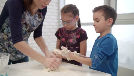 Pequeño-Chef-Cocinando-Masa-Con-Mamá.-Niños-Cocinando-Masa-Con-Mamá