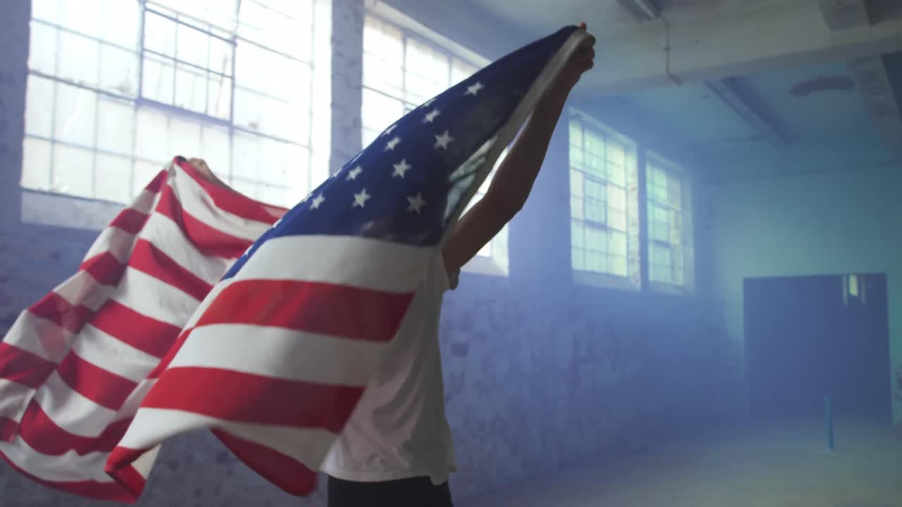 joven de moda en un almacén abandonado