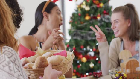 Fröhliche-Gruppe-Verschiedener-Freunde,-Die-Am-Tisch-Sitzen-Und-Gemeinsam-Zu-Abend-Essen