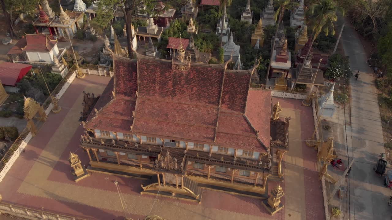 majestuoso templo dorado, templo budista en phnom penh, camboya