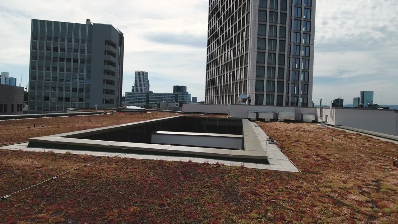 tomada de avión no tripulado del techo del edificio de oficinas y el piso superior