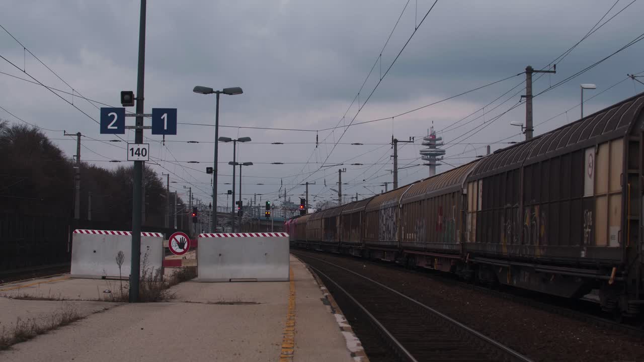 Vecchio treno che si allontana dalla stazione
