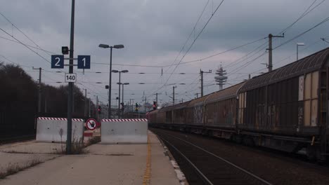 Viejo-Tren-Alejándose-De-La-Estación