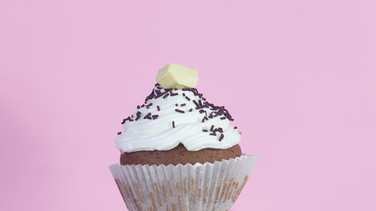 pastel de taza de chocolate giratorio con crema y un chocolate blanco en la parte superior