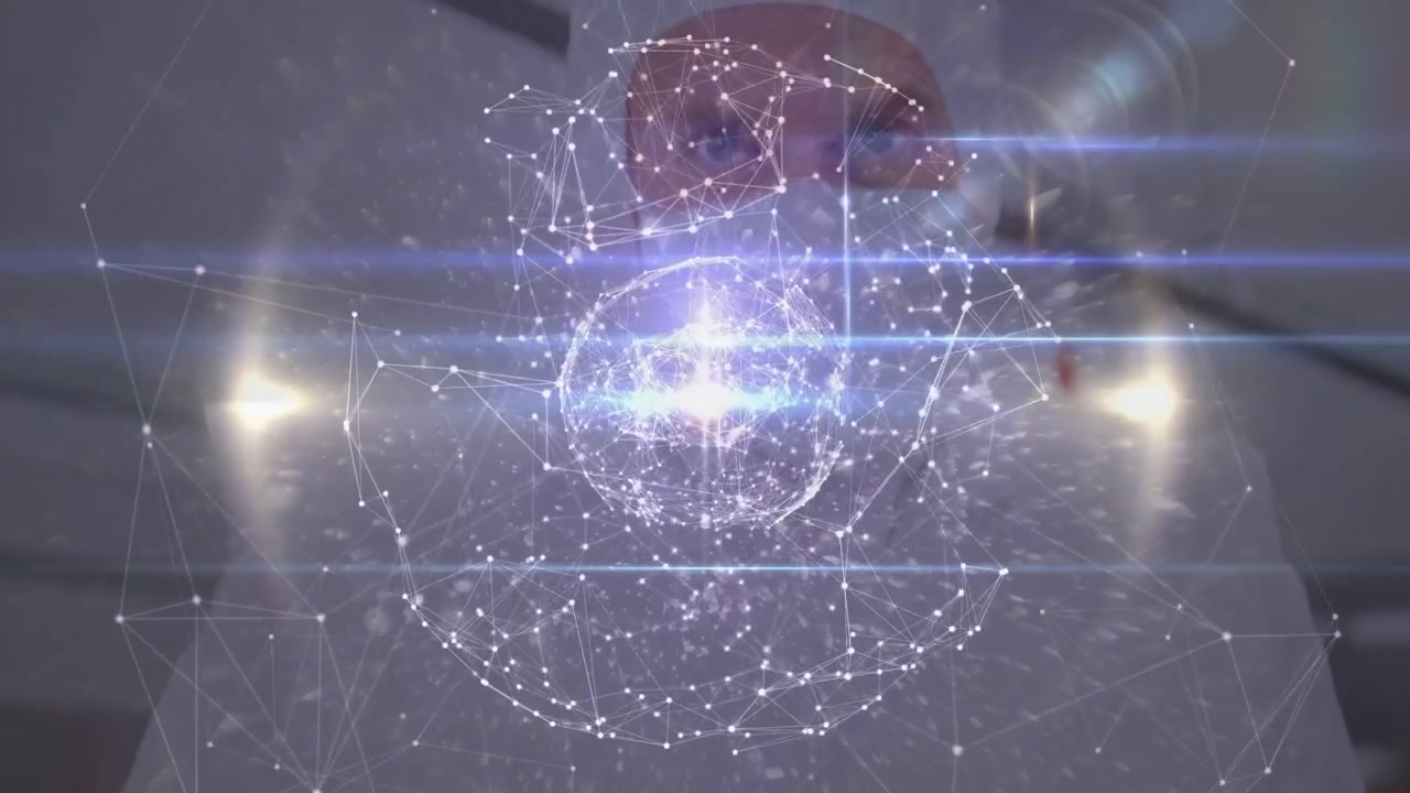 Video verticale: Un ologramma pulsante fa sì che un uomo con il cappellino alzi la testa e si allinei con una sfera nella stanza.