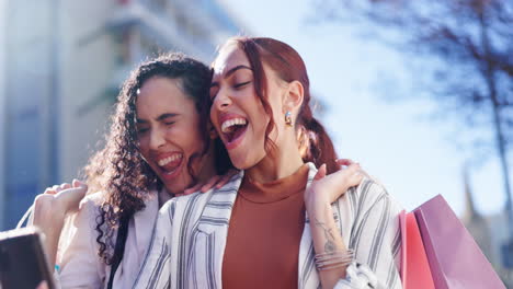 mujer feliz, amigos y compras en la ciudad selfie