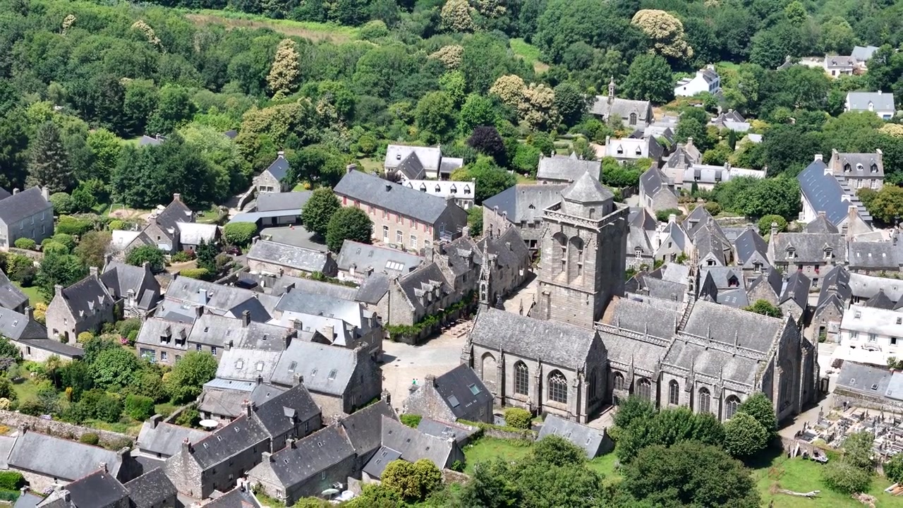 Centro del villaggio medievale di Locronan, Bretagna, Francia, vista aerea con drone