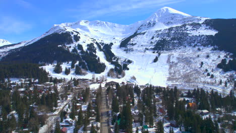 Vista-Aérea-De-Alyeska-Resort-Y-Pistas-De-Esquí-En-Las-Montañas-De-Girdwood-Alaska