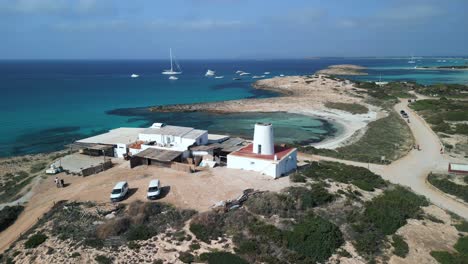 Torre-Blanca-Histórica-En-El-Acantilado