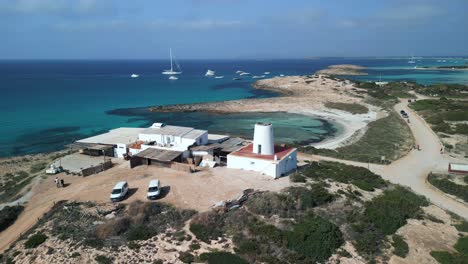 torre blanca histórica en el acantilado