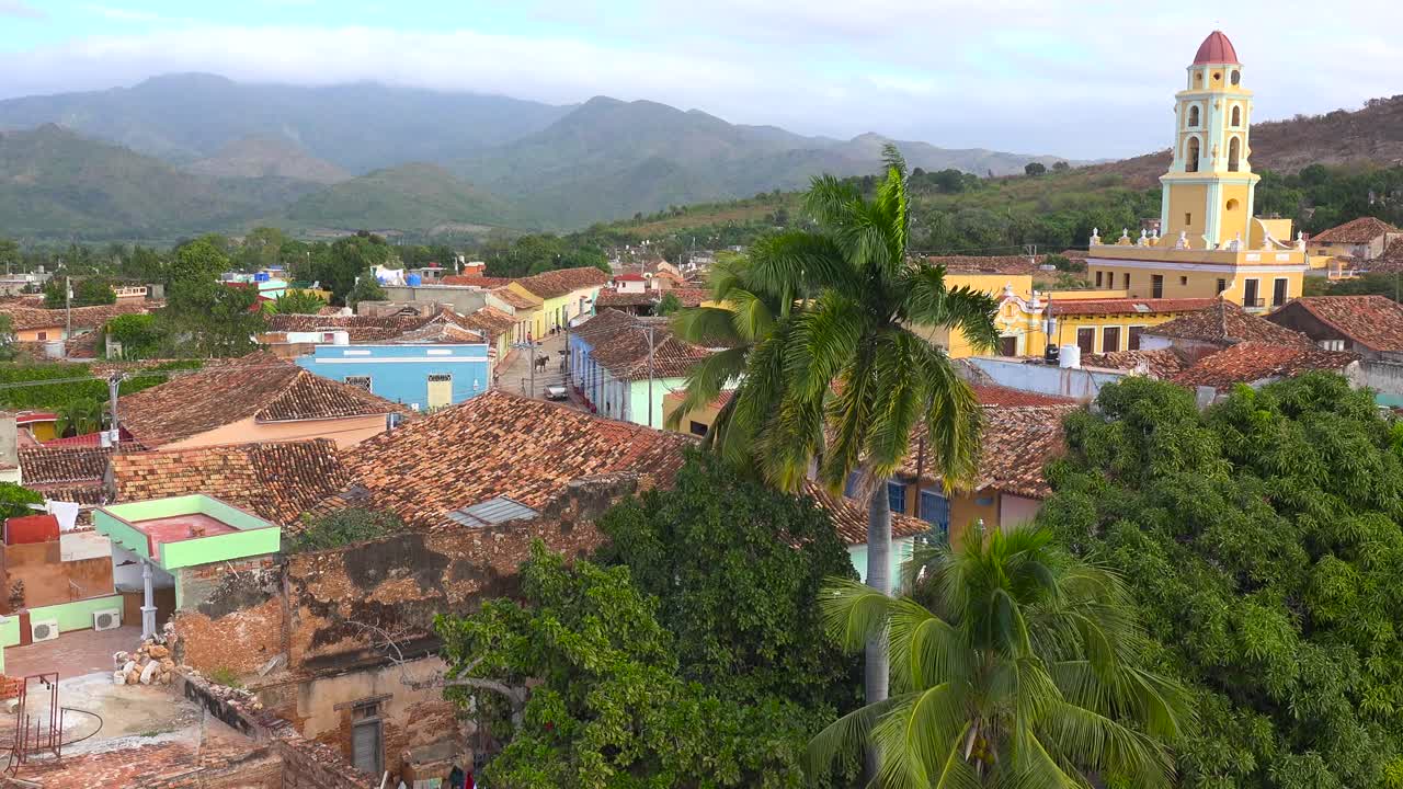 una hermosa vista general de la ciudad de trinidad cuba con la iglesia de la santísima trinidad visible