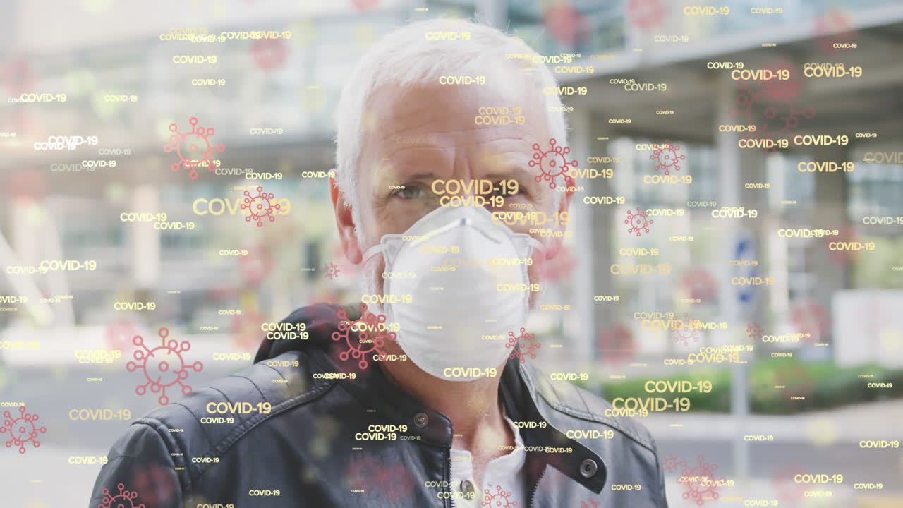 거리에서 얼굴 마스크를 착용한 남자의 위에 떠다니는 코로나19 바이러스의 반복된 텍스트 애니메이션