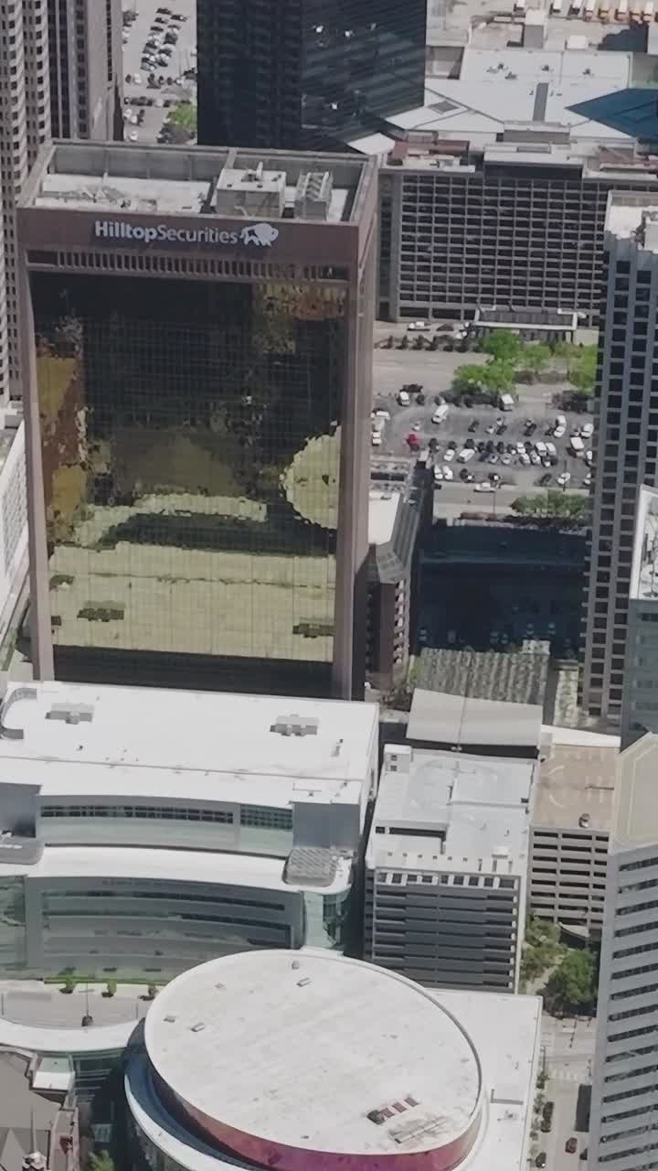 Vista aérea do centro de Dallas mostrando edifícios e ruas