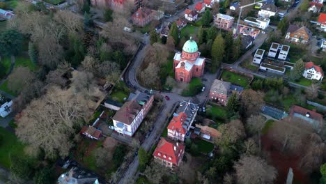 Toma-Aérea-De-Drones-De-Christuskirche-En-La-Pequeña-Ciudad-Alemana-De-Lahr-En-Schwarzwald