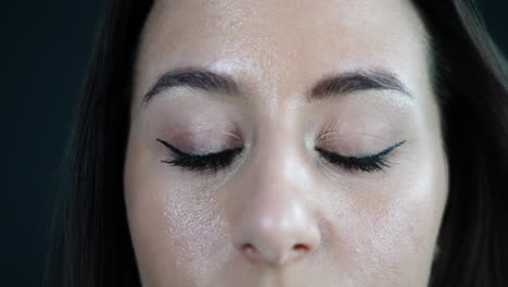 Young-Woman-With-Green-Eyes-Looking-Around-and-Straight-to-Camera,-Close-Up