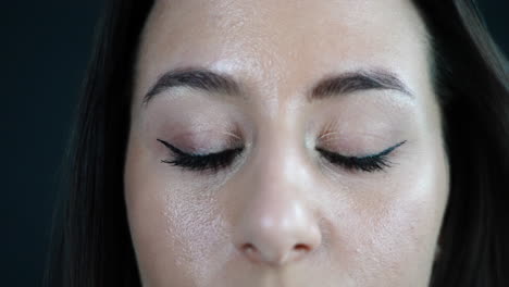 mujer joven con ojos verdes mirando a su alrededor y directamente a la cámara, de cerca