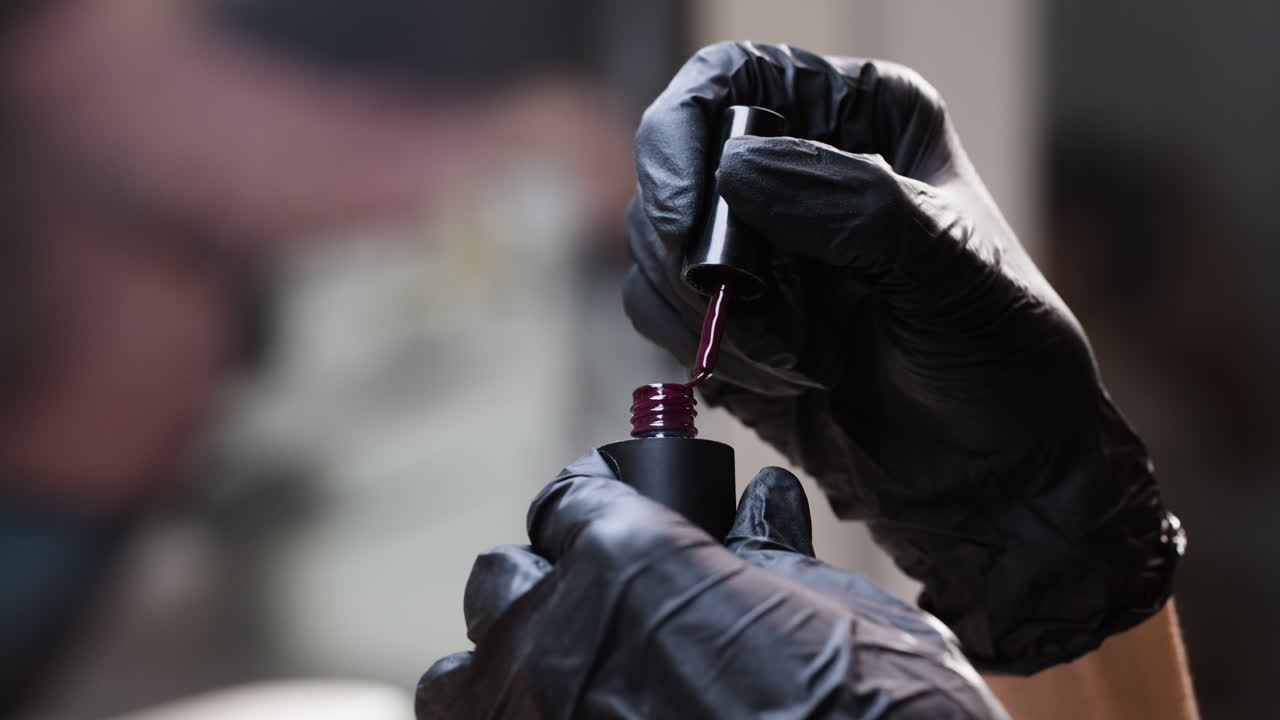 la aplicación de esmalte de uñas púrpura