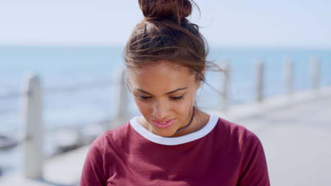 Frau,-Telefon-Und-Selfie-Des-Gesichts-Im-Wind-Am-Strand