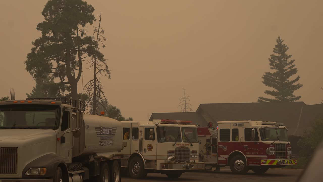 소방관은 화재 경로에서 건물을 보호합니다