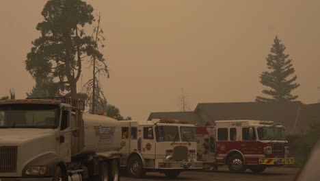 los bomberos protegen los edificios en el camino del fuego