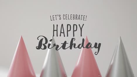 animación del texto de feliz cumpleaños sobre sombreros de fiesta en el fondo
