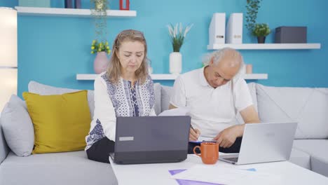una pareja casada trabajando en una oficina en casa.