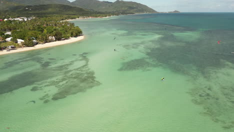 Isla-Paradisíaca-Costera-Y-Kitesurf,-Vista-Aérea-De-Hiperlapso