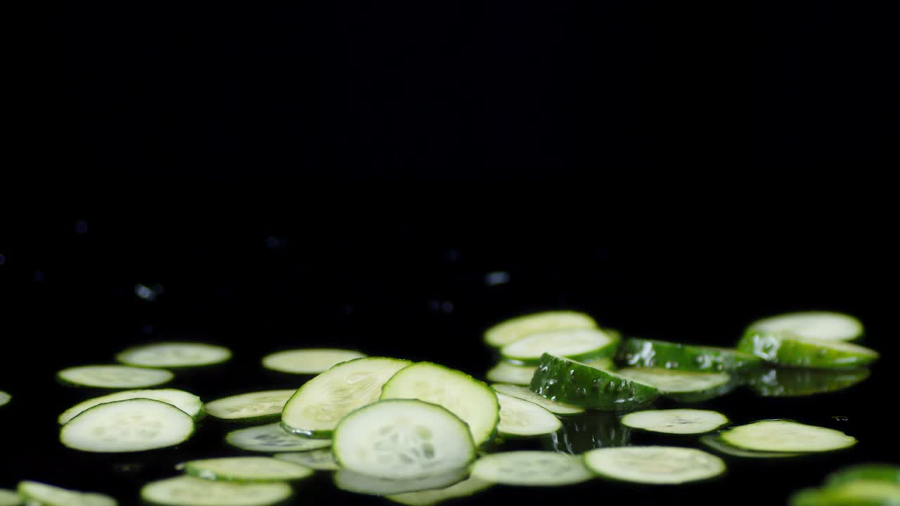 호박 조각이 물 어리에 떨어집니다.