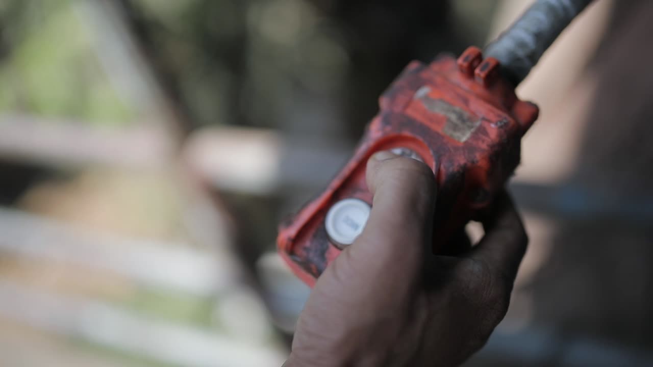 녹슨 위로 버튼 리프트를 누르면