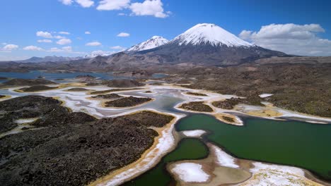 vista aérea de la laguna de cotacotani, parque nacional lauca en chile - dolly, disparo de avión no tripulado