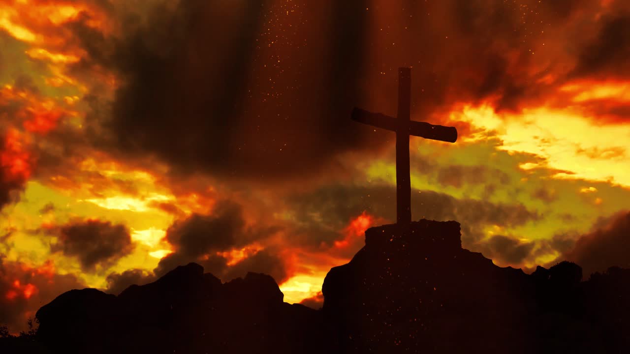 십자가와 반짝이는 광선으로 일몰 또는 산 일출의 실루엣