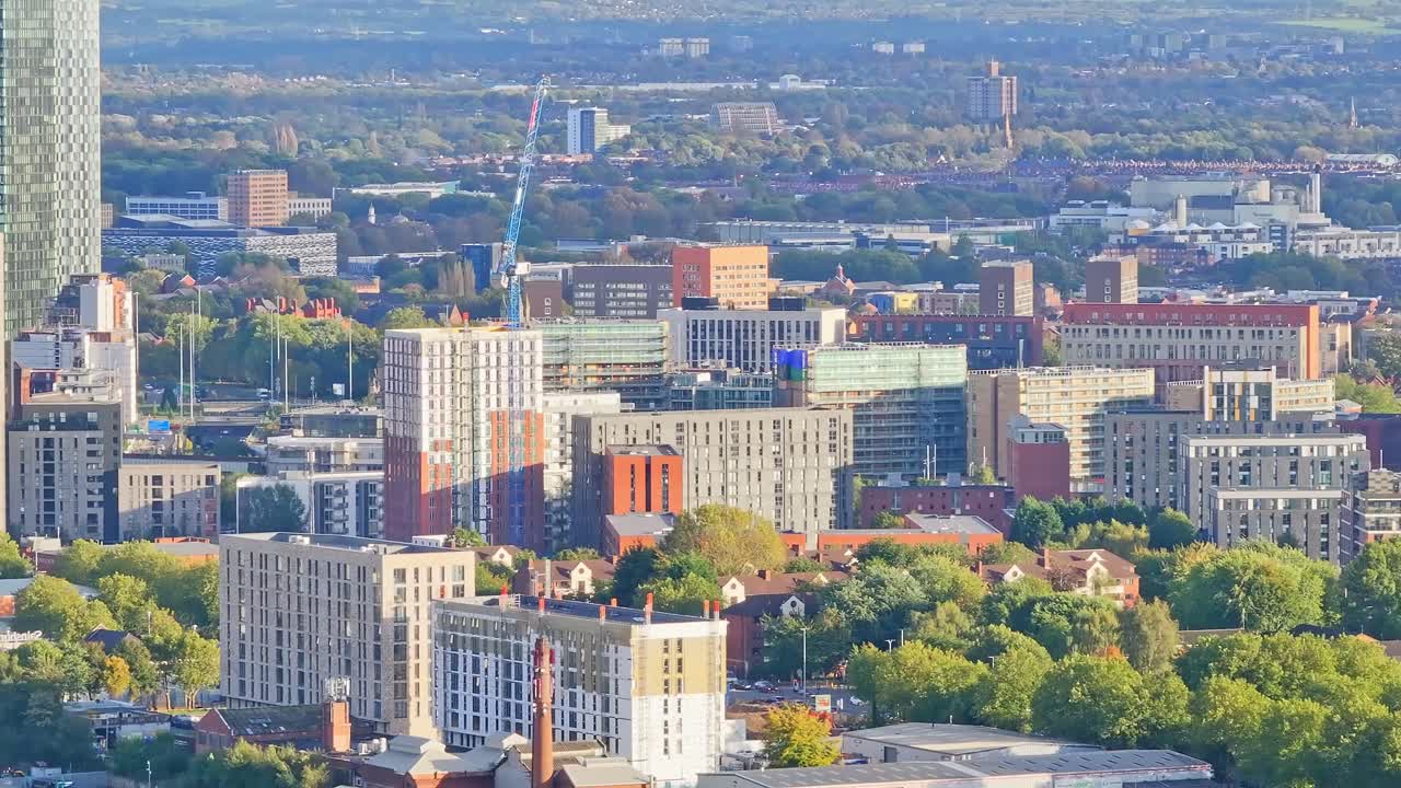 은 날 맨체스터의 스카이라인에 있는 높은 건물들 사이를 이동하는 대중교통