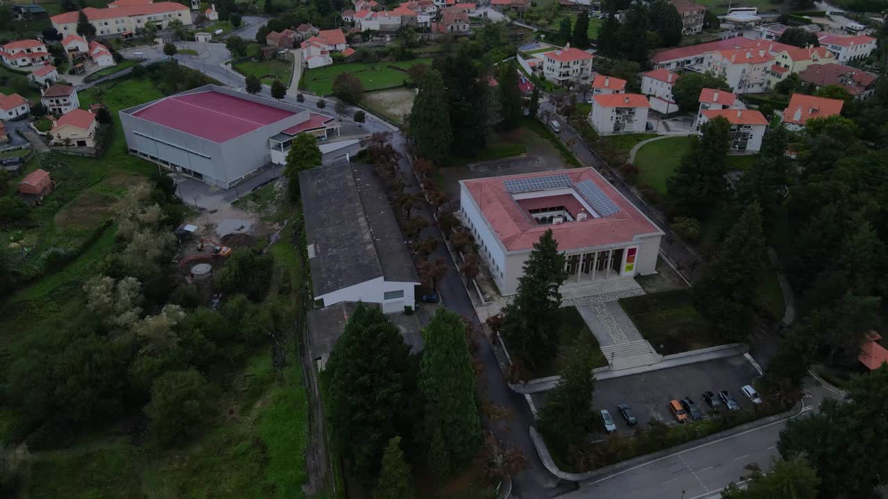 museo del automóvil caramulo en portugal. aéreo ascendente inverso