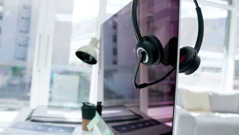 centro de llamadas, auriculares y pantalla de computadora
