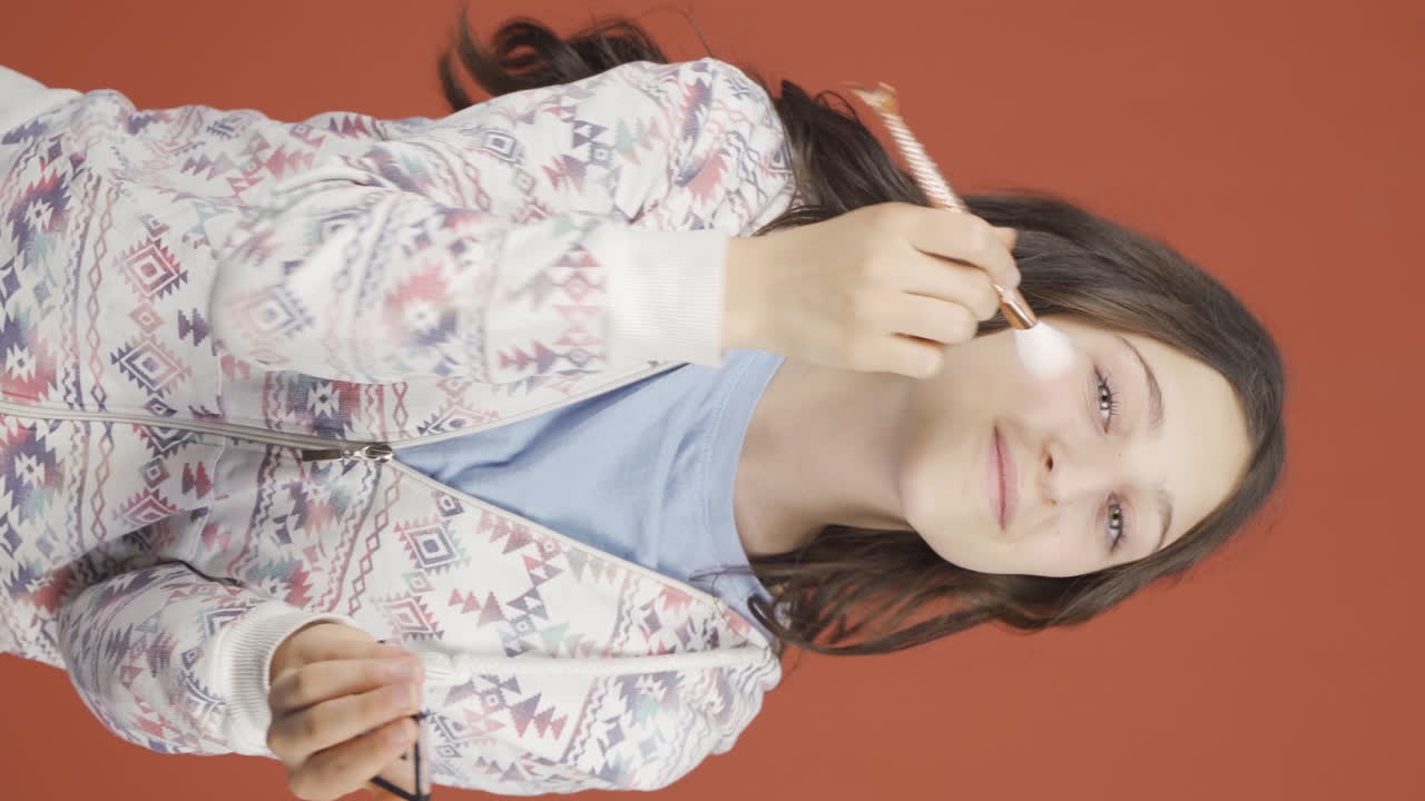 若い女性の垂直のビデオは,自分自身の面倒を見て,よく整備されています.