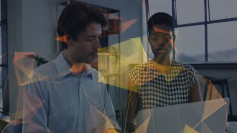 animación de conexiones y procesamiento de datos sobre diversas personas de negocios en la oficina